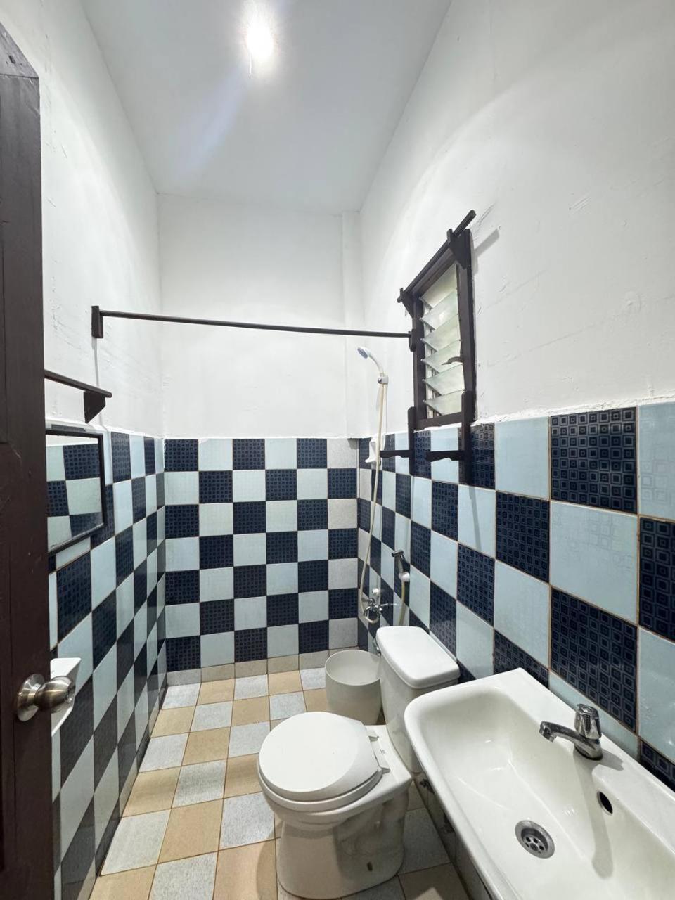 Aquaholik Traveler'S Lodge El Nido Bagian luar foto