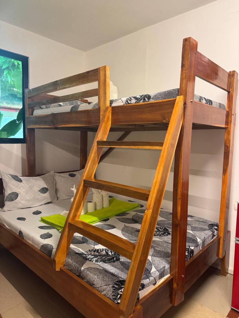 Aquaholik Traveler'S Lodge El Nido Bagian luar foto